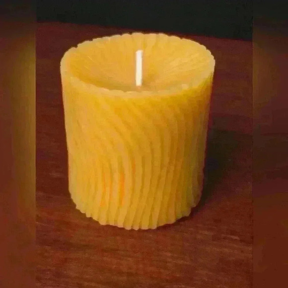 100% Beeswax  Swirl Pillar Candle - Picture 6 of 10